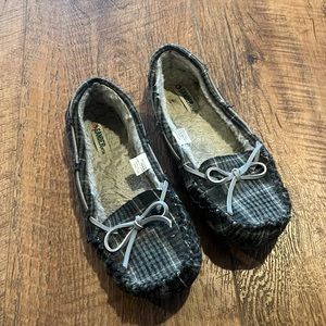 Gander Mtn slipper shoes